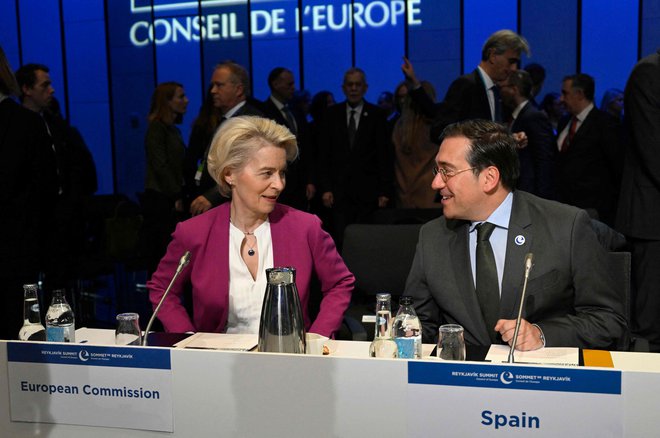 Predsednica evropske komisije Ursula von der Leyen in španski zunanji minister José Manuel Albares Bueno med drugim dnem zasedanja. FOTO: Halldor Kolbeins/AFP