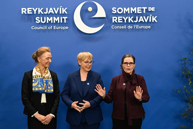 Predsednica republike Nataša Pirc Musar v družbi generalne sekretarke Sveta Evrope Marije Pejčinović Burić in islandske premierke Katrín Jakobsdóttir. FOTO: Halldor Kolbeins/AFP