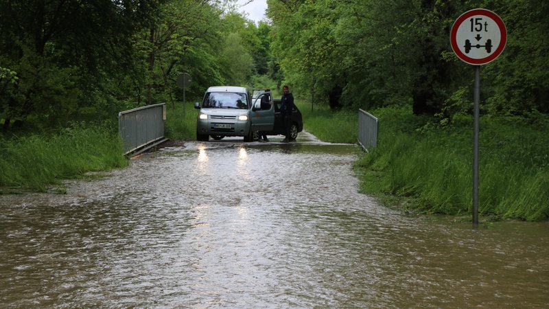 Fotografija: Zaradi plazov in poplav je oviran tudi promet na številnih cestah. FOTO: Jože Pojbič