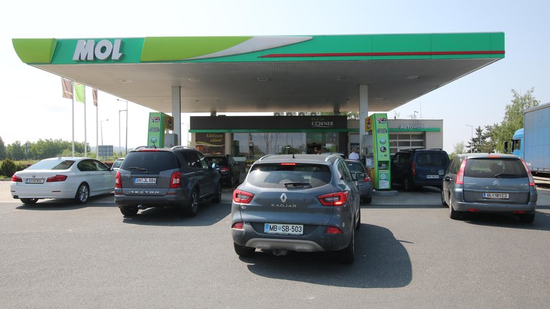 Fotografija: Prodajo 39 bencinskih servisov v okviru napovedanega prevzema so Madžari napovedali marca letos. FOTO: Jože Pojbič/Delo