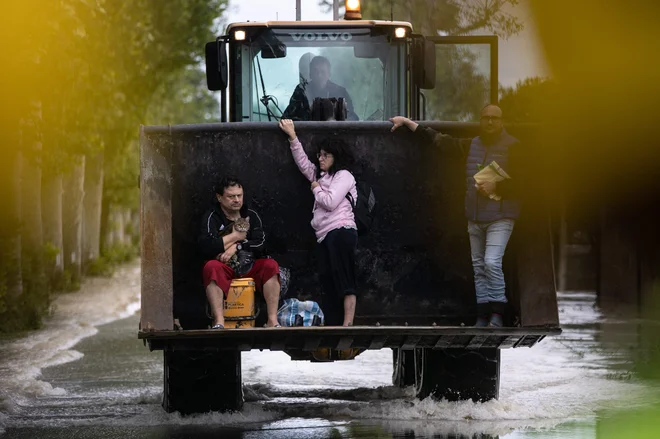 V vasi Massa Lombarda, ki je približno 10 kilometrov oddaljena od Imole, rešujejo prebivalce na bagerju, potem ko je močno deževje povzročilo velike poplave v osrednji Italiji. Po obilnem deževju, ki je povzročilo poplave v severni italijanski regiji Emilija-Romanja, je umrlo pet ljudi, Velika nagrada F1, ki je bila v nedeljo predvidena v Imoli, pa je bila odpovedana. Foto: Federico Scoppa/Afp