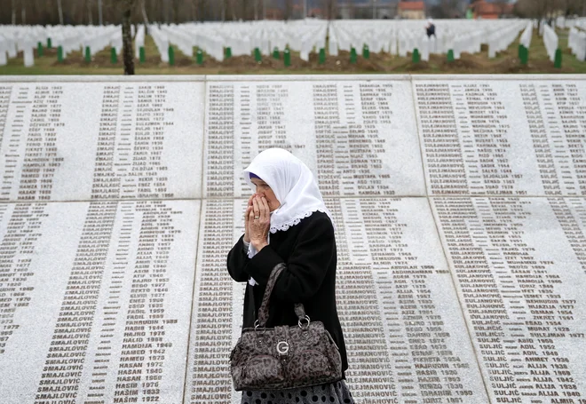 Ženska v bližini grobov svojih sorodnikov v bližini Srebrenice. FOTO: Dado Ruvic/Reuters