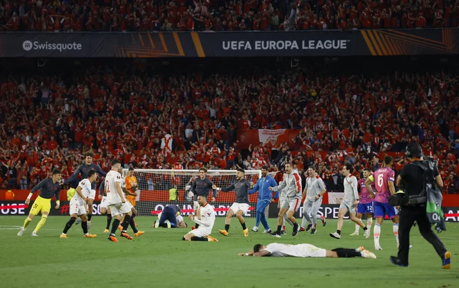 Nogometaši Seville FOTO: Marcelo Del Pozo/Reuters