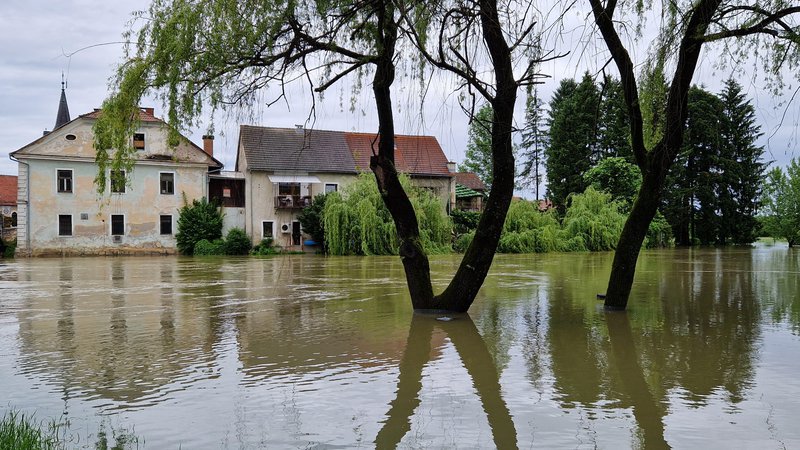 Fotografija: Ekstremno vreme povzroča poplave, kar je treba upoštevati tudi pri investiranju. FOTO: Tanja Jakše/Delo