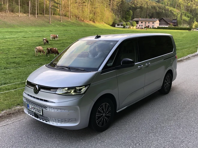 Volkswagen multivan kot že v prejšnjih izdajahz tudi tokrat prepriča s prostornostjo in sedežno prilagodljivostjo. Najbolje se odziva na relacijskih poteh in umirjeni vožnji. Kot priključni hibrid pač stane kar veliko denarja. FOTO: Aljaž Vrabec