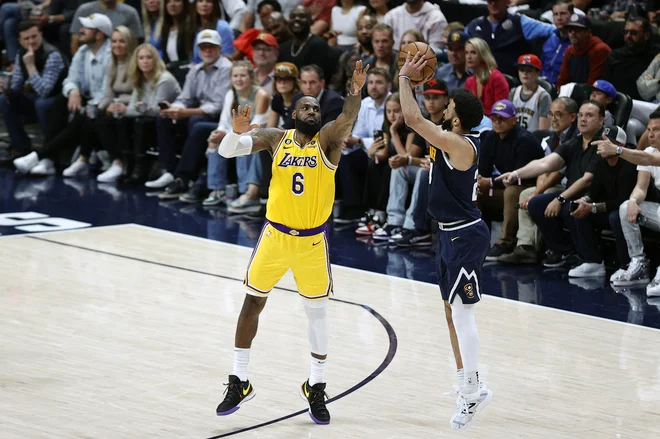 Jamal Murray je zadeval iz vseh položajev, tudi čez roko LeBrona Jamesa. Foto: USA Today