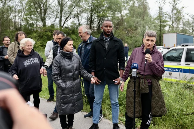 Z lastnim telesom deportacijo preprečuje tudi poslanka vladne stranke Levica Nataša Sukič. FOTO: Črt Piksi