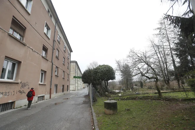 Zemljišče ob Plečnikovem stadionu pri Fondovih blokih. FOTO:  Leon Vidic/Delo