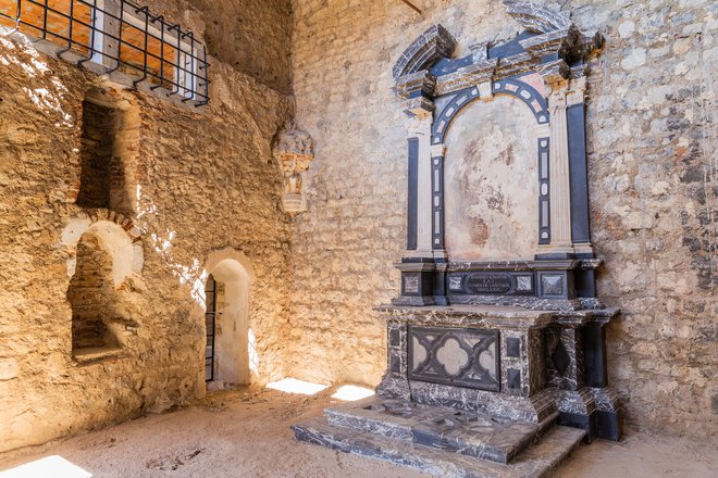 Kapela, eden najstarejših prostorov na gradu, je bila v zgodovinskih virih prvič omenjena leta 1276.