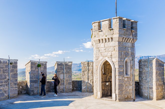 Razgled z vrha obrambnega stolpa, na katerega se obiskovalci lahko povzpnejo po 700 let starem polžastem stopnišču, obdanem s tri metre debelim kamnitim zidom. FOTO: Ana Rojc/Mestna občina Nova Gorica