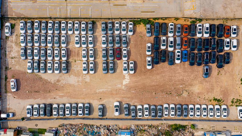Fotografija: Medtem ko se Evropa osredotoča na nov ekološko-socialni pristop do avtomobila, se preostali svet vozi naprej po svoje. Prizor je iz Kitajske. FOTO: AFP