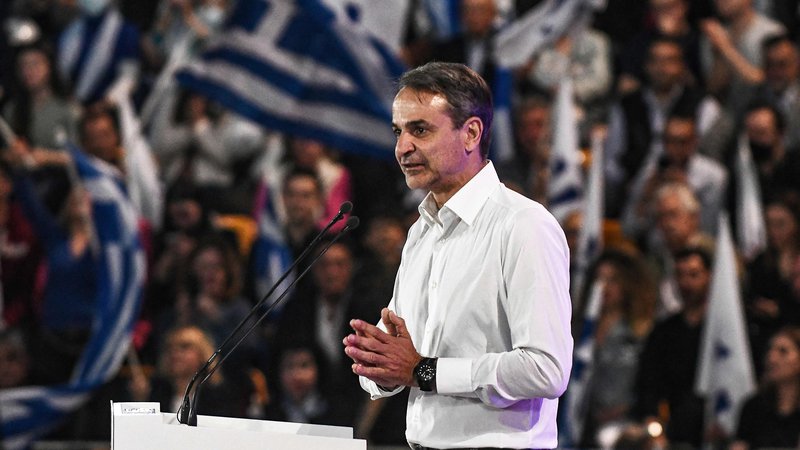 Fotografija: Večina predvolilnih napovedi favorizira vladno Novo demokracijo, ki jo vodi grški premier Kiriakos Micotakis. FOTO: Sakis Mitrolidis/AFP