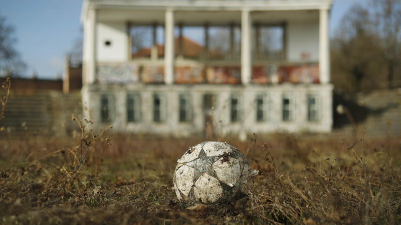 Fotografija: Medtem ko pristojne institucije in ministrstva pišejo odločbe, Plečnikov stadion propada vsem na očeh. FOTO: Leon Vidic/Delo