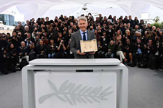 Nagrado je sprejel vidno ganjen in s tresočim glasom. FOTO: Patricia De Melo Moreira/AFP