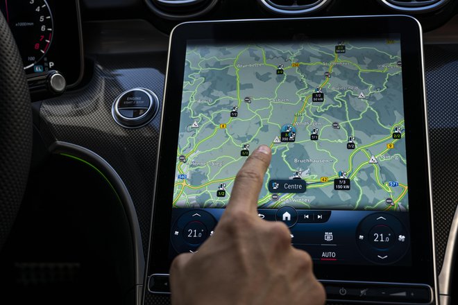 Čeprav imamo z mobilnimi telefoni navigacijo vseskozi pri roki, je danes morda težje kot nekoč v raznovrstnih razmerah najti najboljšo in najhitrejšo pot. Navigacija v avtomobilu razreda C se prilagaja vsem dogodkom v prometu, že veliko preden se do njih pripeljemo. Foto: Mercedes-Benz AG