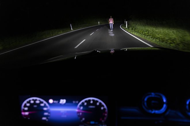 Čeprav je ponoči na cesti najmanj vozil, se takrat, tudi zaradi slabše vidljivosti, zgodi veliko nesreč. Digitalni žarometi poskrbijo, da boste morebitne nevarnosti zaznali že več sto metrov pred vozilom, hkrati pa lahko ob nemotečem delovanju za vse udeležence v prometu vseskozi svetijo z največjo zmogljivostjo. Foto: Mercedes-Benz AG 