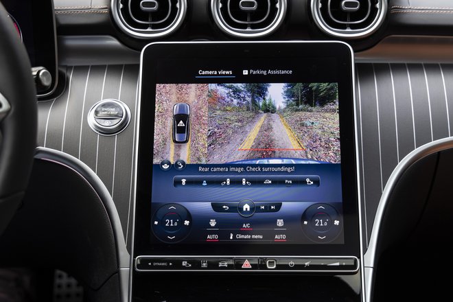 Sistem kamer za 360-stopinjski nadzor nad okolico vozila lahko v kombinaciji z visokozmogljivimi senzorji prepreči obisk avtokleparske delavnice in zavarovalnice. Foto: Mercedes-Benz AG