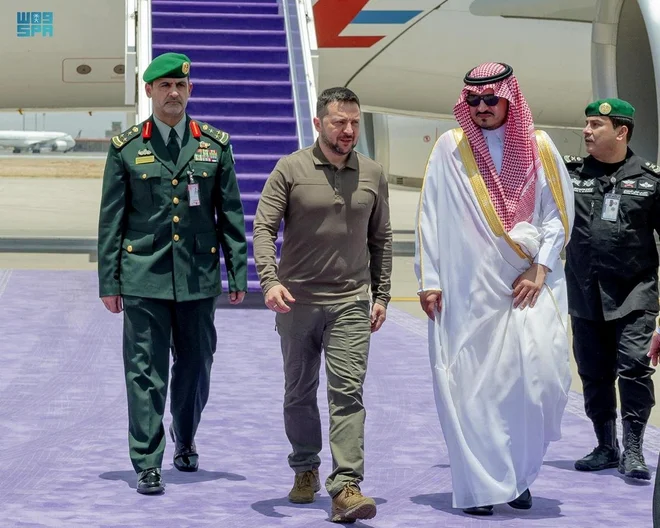 Po navedbah diplomatskih krogov je savdski kralj Salman Zelenskega povabil, naj bo častni gost na letnem vrhu lige. FOTO: Saudi Press Agency/Reuters
