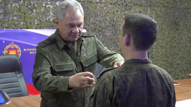 Šojgu naj bi med drugim pregledal poveljniški objekt polka Vostok ter se zahvalil vojakom za »prepoznavanje in uničevanje vojaške opreme in sovražnikovih sil« FOTO: Russian Defence Ministry/Reuters