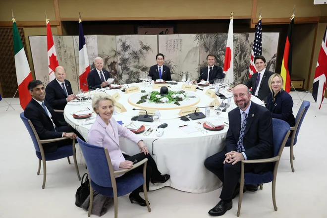 Svetovni voditelji na srečanju G7 maja letos na Japonskem. Gospodarska rast ostaja prvo geslo svetovnih ekonomij. FOTO: Reuters