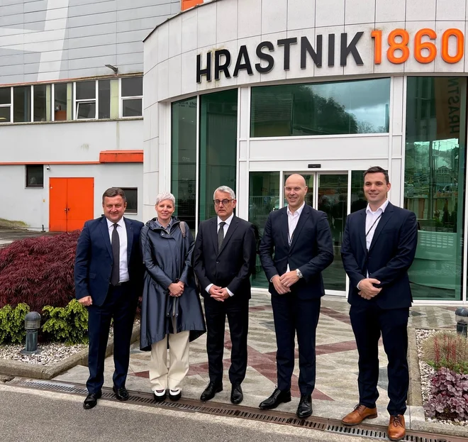 Peter Čas in Matjaž Han (drugi in tretji z desne) sta izrazila zadovoljstvo, da jgre Steklarna Hrastnik po poti obsežne digitalizacije. FOTO: Steklarna Hrastnik