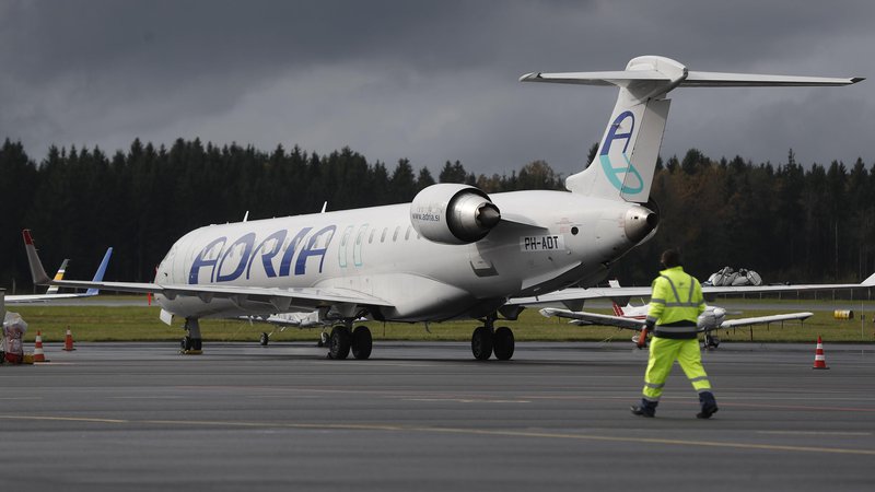 Fotografija: Letalsko povezljivost Slovenije je poleg pandemije prizadel tudi propad Adrie Arways, od takrat pa se politika ogreva za ustanovitev novega nacionalnega prevoznika. FOTO: Leon Vidic/Delo