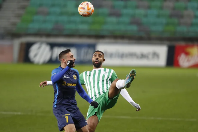 Dvoboj junaka zadnjega ligaškega velikega derbija Davida Sualeheja in najboljšega celjskega strelca Aljoše Matka bo eden od najbolj vznemirljivih. FOTO: Leon Vidic/Delo