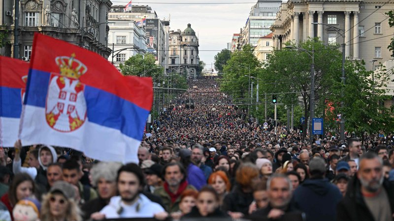 Fotografija: V Srbiji se kar vrstijo množični shodi proti oblasti, ki mora poleg obvladovanja nezadovoljnega ljudstva poiskati način za normalizacijo odnosov s Kosovom, kar bo ključno za stabilnost celotne regije. FOTO: Andrej Isakovic/Afp