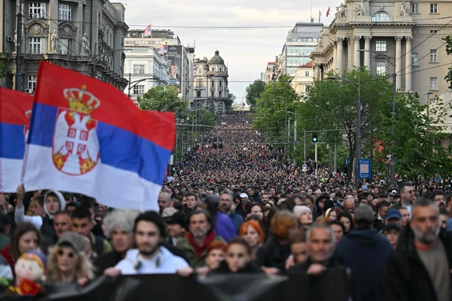 V Srbiji se kar vrstijo množični shodi proti oblasti, ki mora poleg obvladovanja nezadovoljnega ljudstva poiskati način za normalizacijo odnosov s Kosovom, kar bo ključno za stabilnost celotne regije. FOTO: Andrej Isakovic/Afp