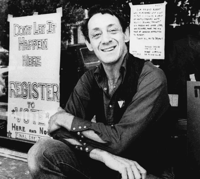 »Če že mora vstopiti v moje možgane, naj ta krogla razstreli tudi vrata vseh omar na svetu,« je nekoč dejal Harvey Milk. Foto Encyclopedia Britannica