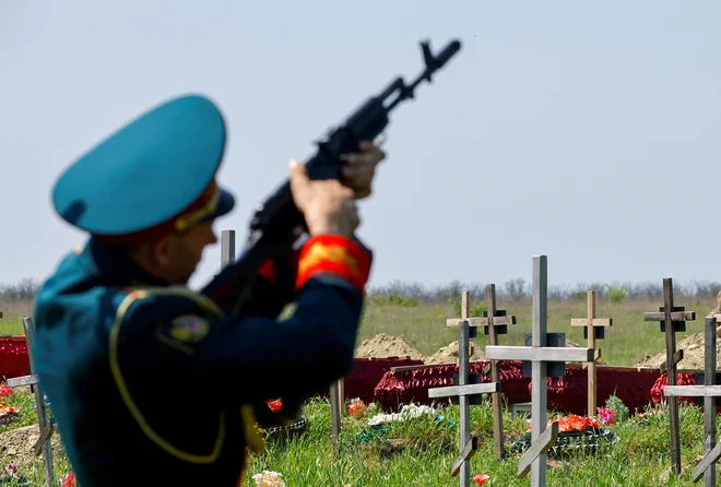 Tveganje zaradi F-16?  FOTO: Alexander Ermochenko/Reuters
