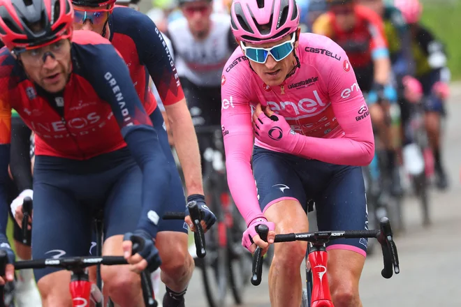 Bo Geraint Thomas še dobil nazaj rožnato majico, ki jo je namenoma oddal v 14. etapi? FOTO: Luca Bettini/AFP