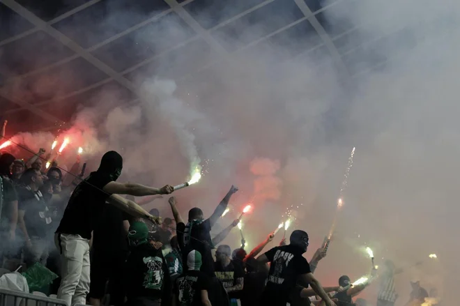 Navijači so dvakrat prekinili tekmo s pirotehniko. FOTO: Voranc Vogel