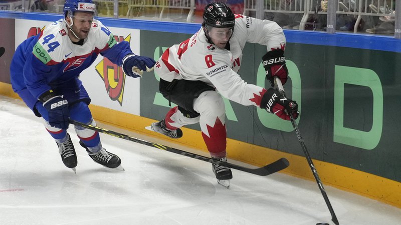 Fotografija: Mislav Rosandić je skušal ustaviti kanadskega tekmeca Codyja Glassa. Foto Ints Kalnins/Reuters