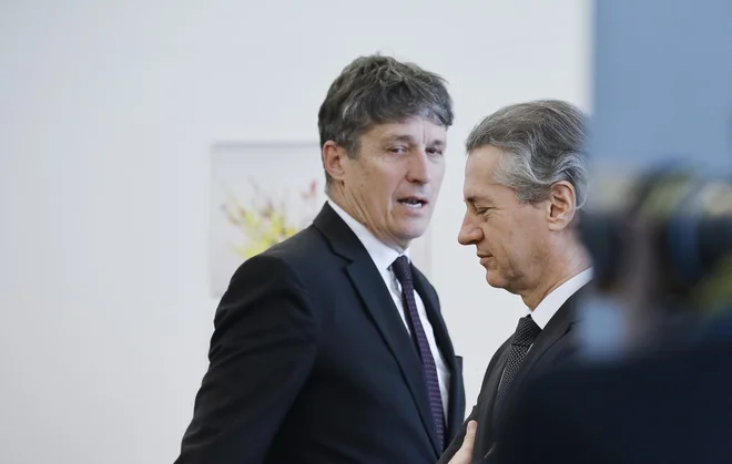 Po izjavi Boruta Sajovica, vodje poslanske skupine Gibanja Svoboda (levo), je prvak SDS Janez Janša v okviru svoje politike destabilizacije koalicije namignil na ustavno obtožbo zoper premiera Roberta Goloba. FOTO: Jože Suhadolnik