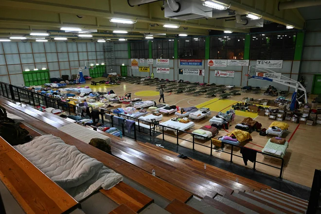 Narasle vode so pogoltnile še več hiš, novi zemeljski plazovi pa so izolirali zaselke. FOTO: Andreas Solaro/AFP