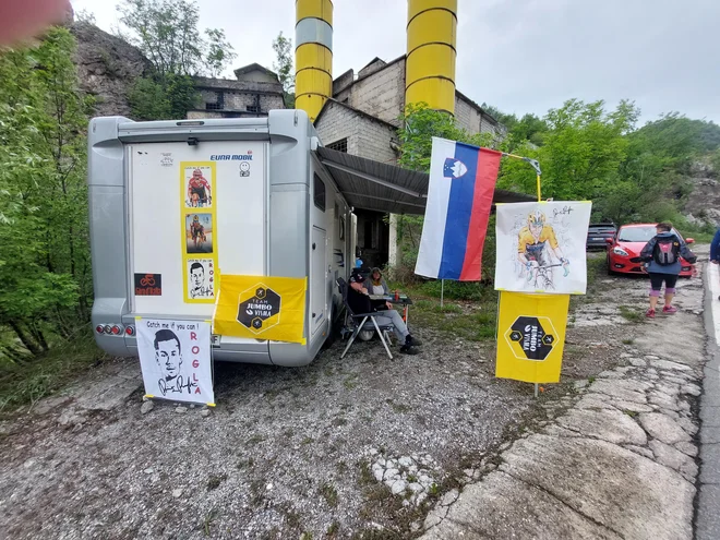 Na vzponu na Selvino sta pesti za svojega zasavskega rojaka Primoža Rogliča stiskala Lili in Bodgan Ledinek. FOTO: Miha Hočevar