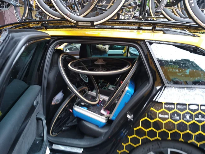 Tako izgleda spremljevalni avto Jumba Visme, ko se odpravi na štart etape Gira. FOTO: Miroslav Cvjetičanin