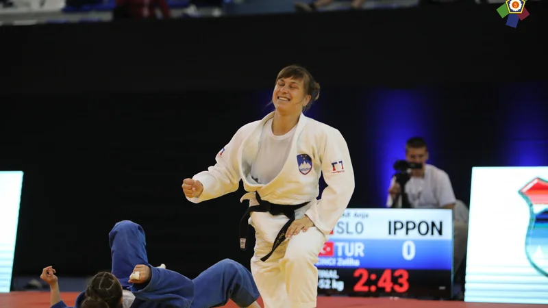 Anja Štangar se je takole v Sarajevu veselila finalne zmage nad Turkinjo Zeliho Cinci. FOTO: Dino Šečić/EJU