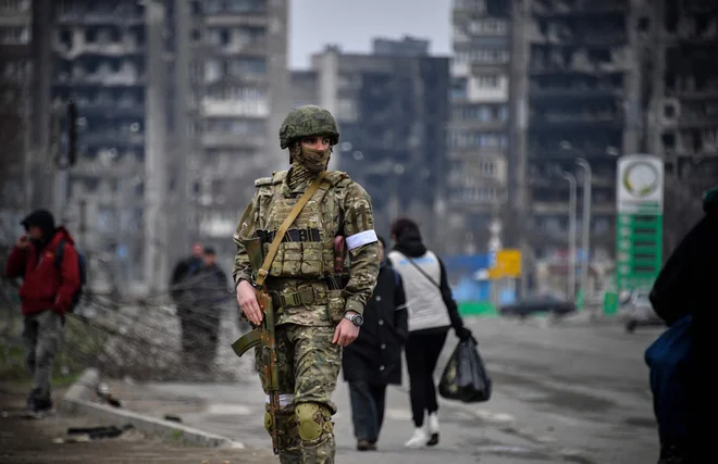 V nekaterih odmaknjenih regijah, kjer so množično delili pozive rezervistom, se je brezposelnost zmanjšala, v Moskvi in St. Peterburgu, kjer je bila mobilizacija bolj umirjena, pa se je celo povečala.

FOTO: Aleksander Nemenov/AFP