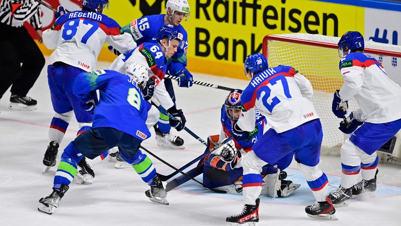 Fotografija: Slovenski hokejisti so si priigrali številne priložnosti, poti do mreže Slovakov pa niso našli. FOTO: Gints Ivuskans/AFP