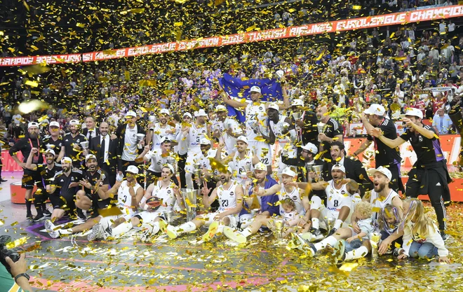 Basketball - EuroLeague Final - Olympiacos Piraeus v Real Madrid - Zalgirio Arena, Kaunas, Lithuania - May 21, 2023 Real Madrid celebrate with the trophy after winning the EuroLeague Final REUTERS/Ints Kalnins Foto Ints Kalnins Reuters