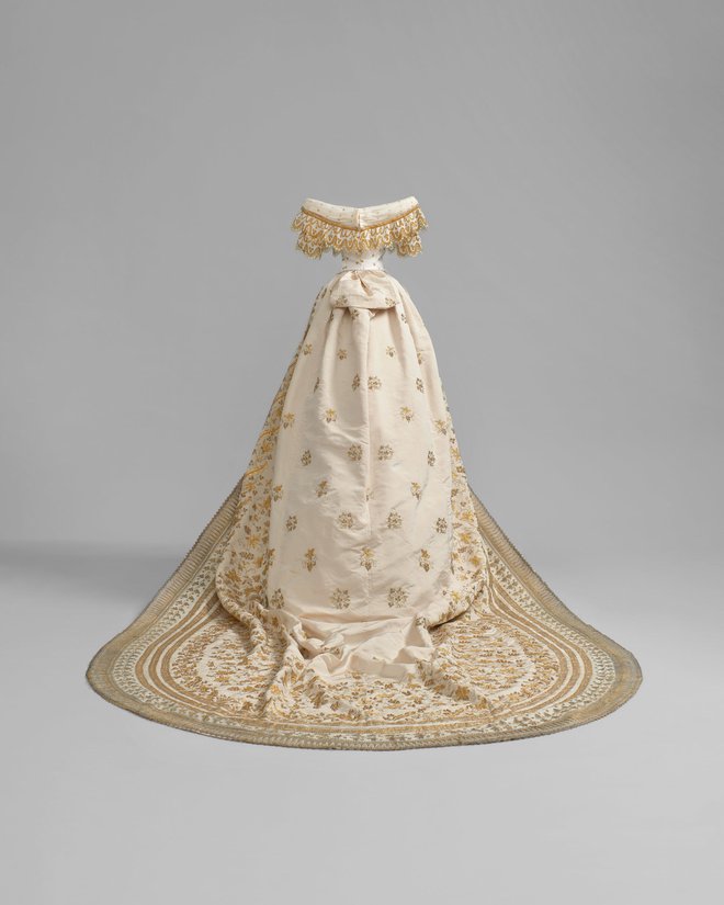Originalna vlečka in rekonstruirana poročna obleka cesarice Sisi FOTO © Muzejska skupina KHM