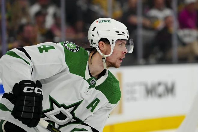 Finski branilec Miro Heiskanen je že v tretji minuti popeljal Dallas v vodstvo. FOTO: Stephen R. Sylvanie/Usa Today Sports