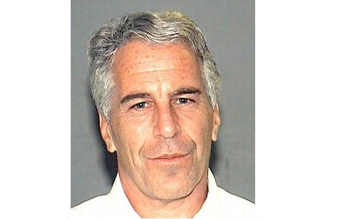 Jeffrey Epstein na zaporniški fotografiji s prve obsodbe pedofilije. Foto Handout/Afp