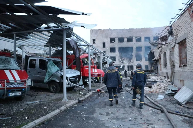 Rusija je ta mesec po skoraj dvomesečnem zatišju in v luči prihajajoče ukrajinske protiofenzive okrepila raketne napade in napade z brezpilotnimi letali. FOTO: State Emergency Service Of Ukraine/Reuters