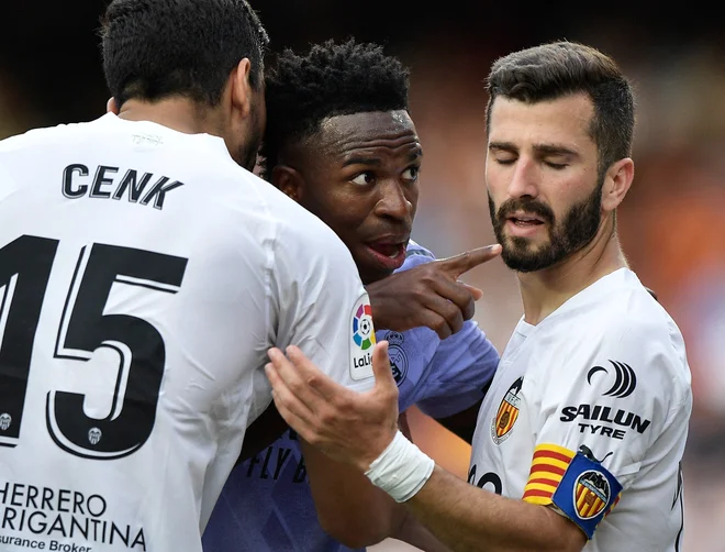 Vinicius Junior se je zapletel v spor s tekmeci. FOTO: Pablo Morano/Reuters