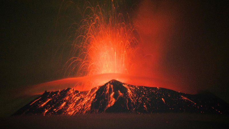Fotografija: Popocatépetl velja za enega najnevarnejših ognjenikov na svetu, saj v 100-kilometrskem premeru od njega živi približno 25 milijonov ljudi. FOTO: Osvaldo Cantero/AFP