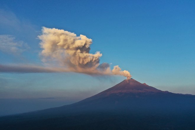 Vulkan leži v osrednji Mehiki na meji med zveznimi državami Morelos, Mexico in Puebla. FOTO: Jose Castanares/AFP