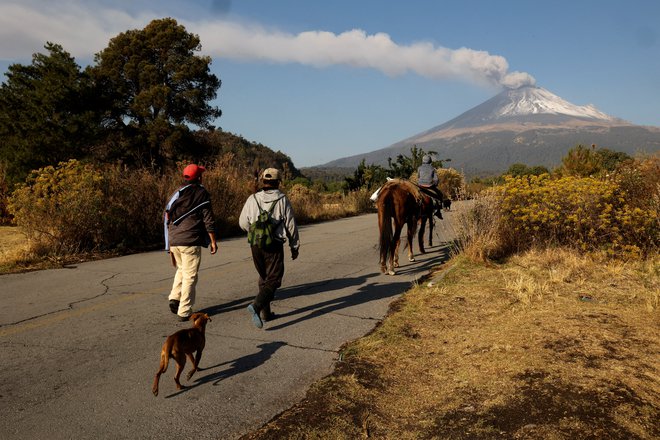 Rumena stopnja pripravljenosti po navedbah mehiškega centra za preprečevanje naravnih nesreč pomeni srednjo do močno dejavnost, aktivirana pa je, ko vulkan intenzivno bruha žareče drobce. FOTO: Imelda Medina/Reuters
